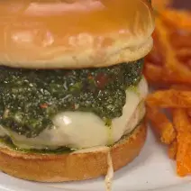 HAMBURGUESA CON POLLO AL PESTO