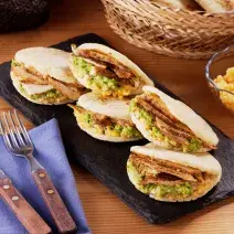 Arepas con Pollo Jugoso Arepas con Pollo Jugoso