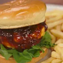 Hamburguesa de pollo bbq con cebolla caramelizada