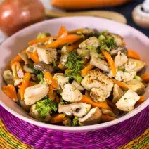 Dados de Pollo con Vegetales