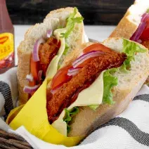 Emparedado de pollo crispy y salsa BBQ Emparedado de pollo crispy y salsa BBQ