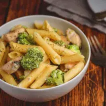 Pasta con Pollo y Brócoli