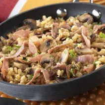 Arroz con tocino y hongos