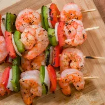 Brochetas de camarón con pimientos al ajo y cebolla Brochetas de camarón con pimientos al ajo y cebolla